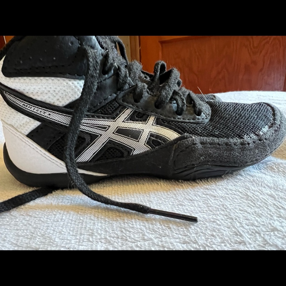 Youth size 11 wresting shoes